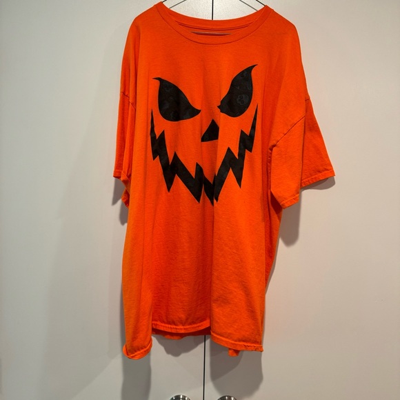 Other - 5/25 Men’s Plus Size Halloween Tshirt featuring a Jack o’Lantern.
